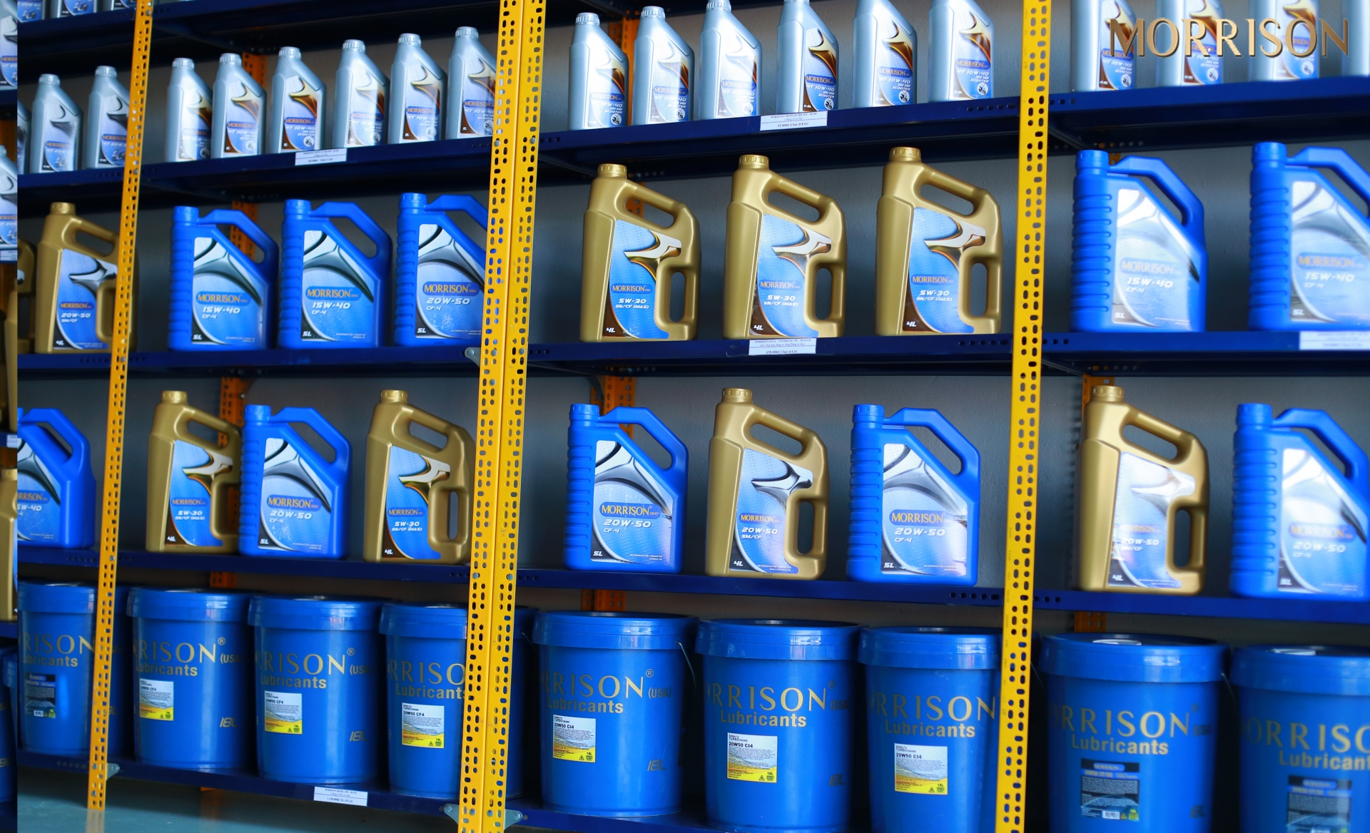 Dầu thủy lực cóc cấu tạo từ dầu gốc và chất phụ gia khác nhau